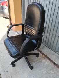 Sedia da ufficio in pelle nera.