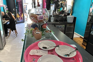 Bar con bancone aperitivi a vista