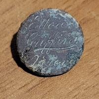 Raro bottone vintage con scritte da identificare