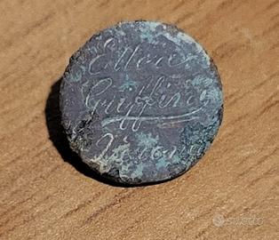 Raro bottone vintage con scritte da identificare