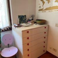 Cassettone bianco, pomelli rossi.