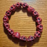 Bracciale  con perline rosse  a forma di teschio