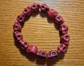 Bracciale  con perline rosse  a forma di teschio