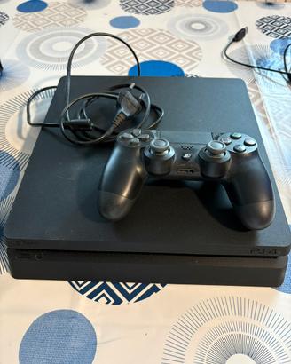 Ps4 slim 500 GB + 1 controller +4 giochi