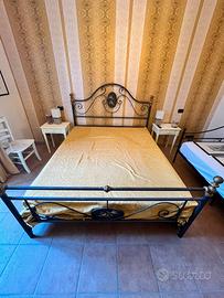 Letto classico in metallo nero e dorato