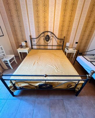 Letto classico in metallo nero e dorato