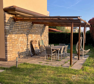Pergola  in Legno lamellare completo di tenda
