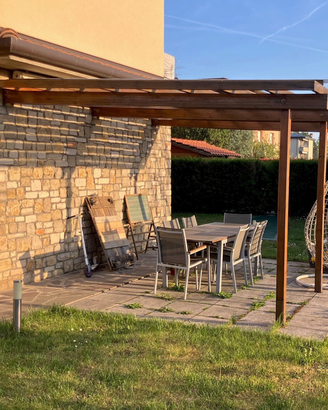 Pergola  in Legno lamellare completo di tenda
