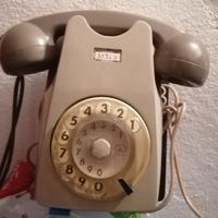 Vecchio telefono da parete