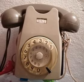 Vecchio telefono da parete