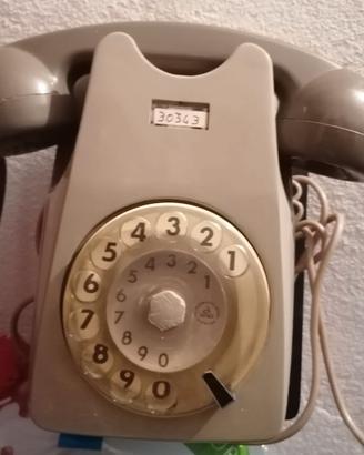 Vecchio telefono da parete