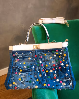 Borsa di jeans e pelle con decorazioni