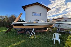 Motoscafo autovuotante