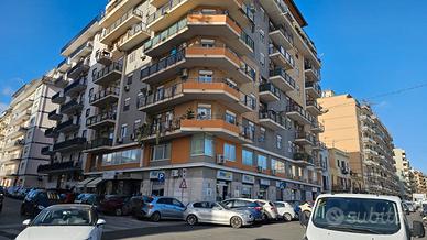 Locale commerciale via Sampolo 3 vetrine