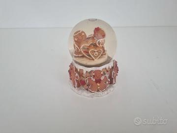 Palla di vetro con neve Coppia Innamorati su torta