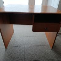 SCRIVANIA CON SCOMPARTO E CASSETTO