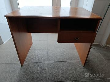 SCRIVANIA CON SCOMPARTO E CASSETTO