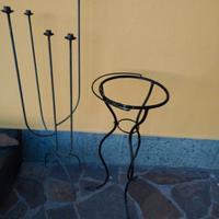 candelabro in ferro battuto e atrium per pianta