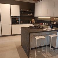 Cucina con penisola di esposizione