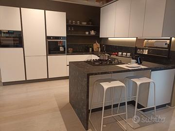 Cucina con penisola di esposizione