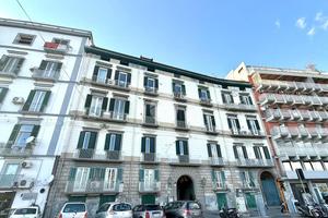 4 LOCALI A NAPOLI