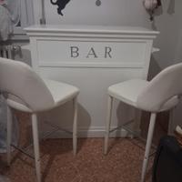 Mobile bar Meson du Monde con due sgabelli