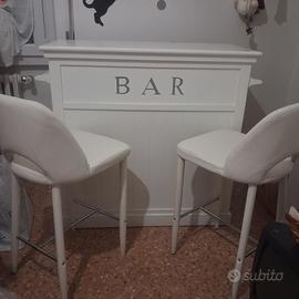 Mobile bar Meson du Monde con due sgabelli