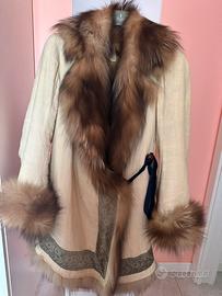Cappotto di  pelliccia con maxi collo .