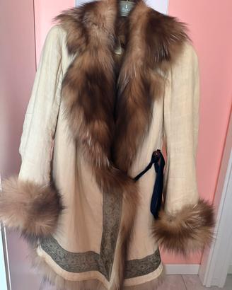 Cappotto di  pelliccia con maxi collo .