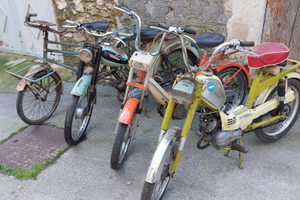 MOTO D'EPOCA E BICICLETTA CONSERVATE no vespa