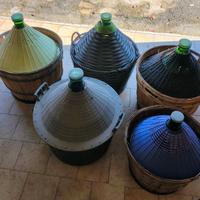Lotto 5 Damigiane in Vetro (3 Legno + 2 Plastica)