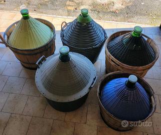 Lotto 5 Damigiane in Vetro (3 Legno + 2 Plastica)