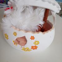 Uovo in terracotta con gallina.