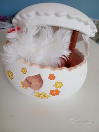 Uovo in terracotta con gallina.