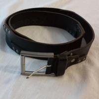 Cintura in cuoio nero con borchie decorative