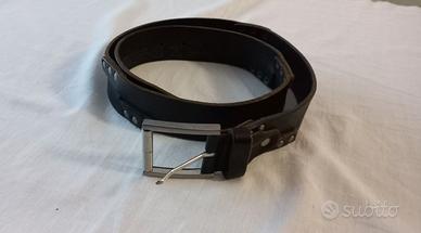 Cintura in cuoio nero con borchie decorative