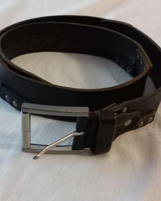 Cintura in cuoio nero con borchie decorative