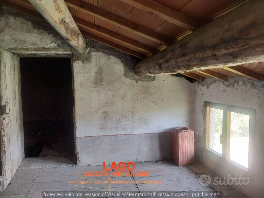 Rustico / Casale di 300 m² con più di 5 locali a F - Vista 4