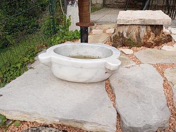 Acquasantiera in marmo bianco