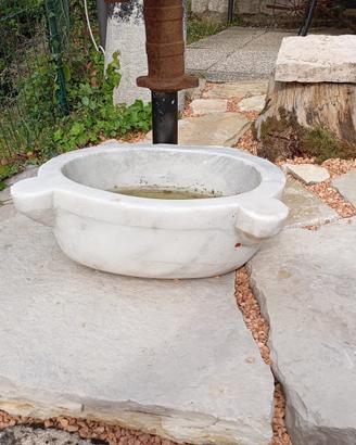 Acquasantiera in marmo bianco