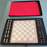 Scacchiera di design in metallo. 