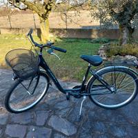 Bicicletta unisex con accesso salita basso.