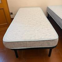 Rete singola con doghe e materasso