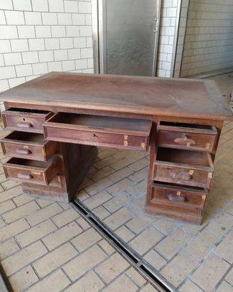 Antica scrivania in legno da ufficio in noce