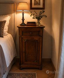 Comodino noce elegante