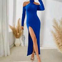 Elegante vestito lungo con un audace spacco latera