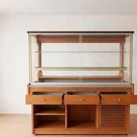 Vetrina refrigerata buffet e sedie