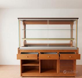 Vetrina refrigerata buffet e sedie
