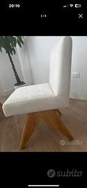 Sedie imbottite con gambe in legno