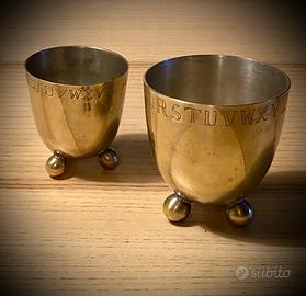 Coppoa di tazze vintage in ottone con alfabeto.